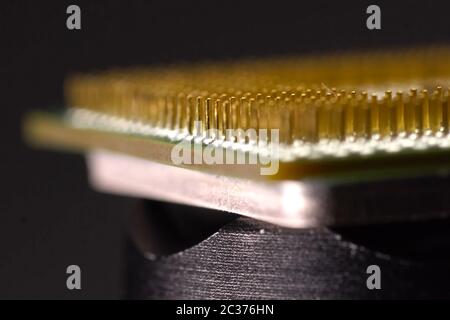 Kontakte auf der Oberfläche des Zentralprozessors. Elemente der elektronischen Technologie. Stockfoto