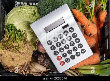 Die hohen Preise für Gemüse, Taschenrechner Stockfoto