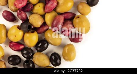 Olives Panorama Hintergrund auf weiß mit Kopierraum. Schwarze, grüne und rote Oliven, eine Auswahl, von oben mit einem Platz f geschossen Stockfoto