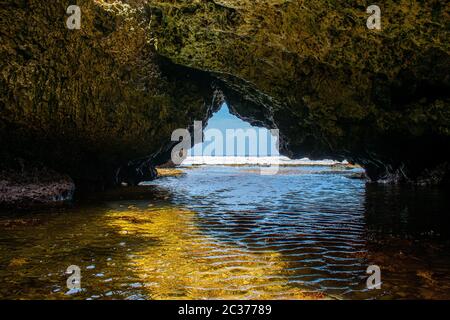 Dies ist die zerklüftete Ostküste von Barbados, wo Besucher die Luft atmen, in den belebenden Bathsheba Pools eintauchen und sich lebendig fühlen. Stockfoto