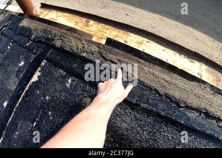 Dachdeckung aus Dachfilzen und Harz. Abdichtung von Dachmaterial auf dem Dach Stockfoto