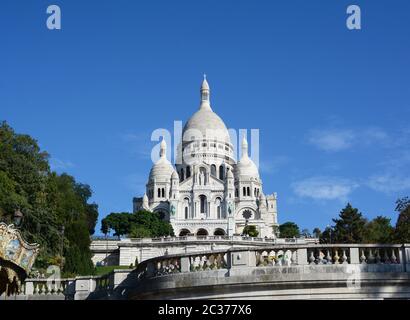 PARIS, Frankreich, 16. SEPTEMBER 2019: Römisch-katholische Basilika Sacre Coeur in Paris, besucht von Touristen, die sich in der Sonne am 16. September 2019 Stockfoto