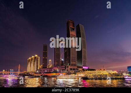 Chongqing, China - August 2019: Nachtansicht des modernen Handels- und Geschäftsgebäudes, Raffles City Chongqing Gebäude, auch Crystal genannt, Stockfoto