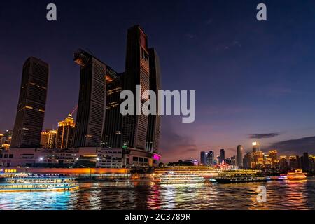 Chongqing, China - August 2019: Nachtansicht des modernen Handels- und Geschäftsgebäudes, Raffles City Chongqing Gebäude, auch Crystal genannt, Stockfoto