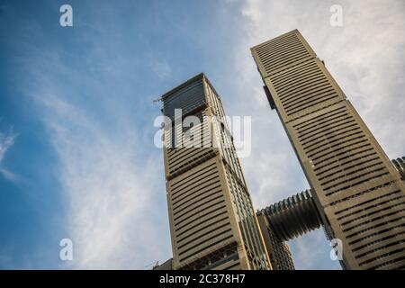 Chongqing, China - August 2019: Modernes Handels- und Geschäftsgebäude, Raffles City Chongqing Gebäude, auch Crystal genannt, entworfen von Israel Stockfoto