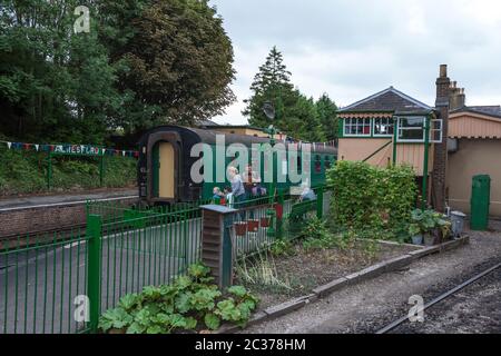 Ein Zug, der in Alresford Station und kleinem Bahnhofsgarten steht, Mid-Hants Steam Railway (die Watercress Line), Hampshire, England, Großbritannien Stockfoto