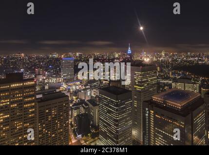 Bei Nacht Panoramablick vom Tokyo Metropolitan Government Building bei Vollmond. Stockfoto