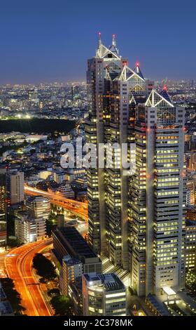 Nächtliche Panoramaaussicht auf das Park Hyatt Tokyo Gebäude vom Tokyo Metropolitan Government Buildi Stockfoto