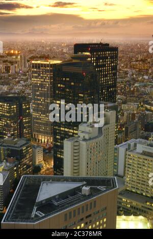 Abends Panoramablick auf die dreieckigen und kurvenförmigen Gebäude von Yadai D. Stockfoto