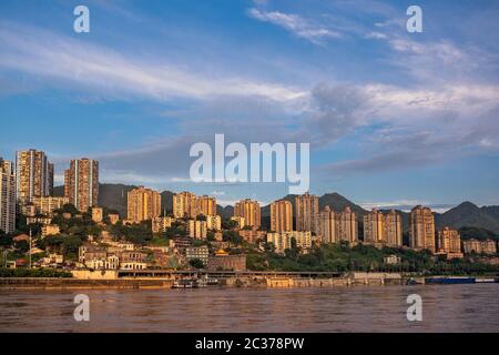 Chongqing, China - August 2019 : Panoramaaussicht auf die hoch gelegenen Wohn- und Geschäftsgebäude am Ufer des Jangtsekiang in der Stadt Chongqing Stockfoto