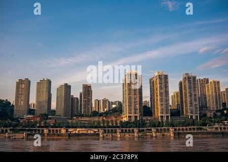 Chongqing, China - August 2019 : Panoramaaussicht auf die hoch gelegenen Wohn- und Geschäftsgebäude am Ufer des Jangtsekiang in der Stadt Chongqing Stockfoto