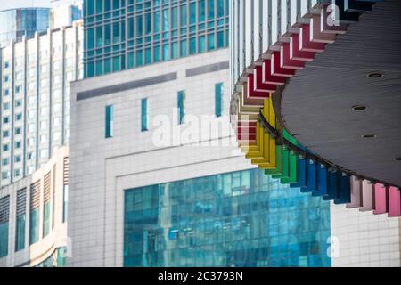 Chongqing, China - August 2019 : Äußeres Detail des modernen Handels- und Geschäftsgebäudes in Regenbogenfarbe im dow Stadtteil Jiefangbei Stockfoto