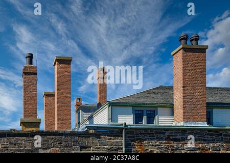 Ein altes Steinfort in Halifax, Nova Scotia unter blauem Himmel Stockfoto