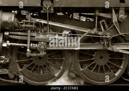 Nahaufnahme von zwei Antriebsrädern der British Railways Standard Class 9F Lokomotive am Bahnhof Alresford auf der Mid-Hants Steam Railway, Hampshire Stockfoto