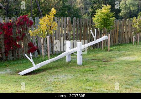 Der hölzerne Schaukel im Garten Stockfoto