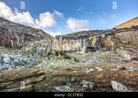 Alter Steinbruch mit Wasserfall in Mourne Mountains in der Nähe von Slieve Donard Berg Stockfoto