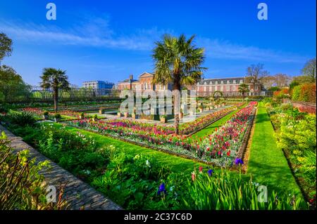 Kensington Palace Gardens an einem Frühlingsmorgen im Zentrum von London, Großbritannien Stockfoto