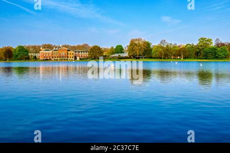 Kensington Palace Gardens an einem Frühlingsmorgen im Zentrum von London, Großbritannien Stockfoto