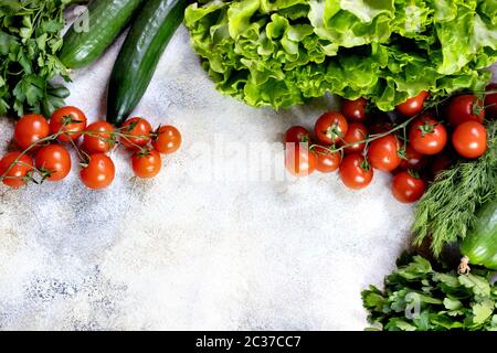 Rohes Bio-Gemüse für gesundes Kochen Draufsicht Vegan oder Diät-Food-Konzept. Hintergrundlayout mit freiem Textbereich Stockfoto