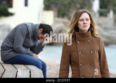 Traurig Freund beschwert nach oben brechen und Böse Freundin ihn verlassen im Winter Stockfoto
