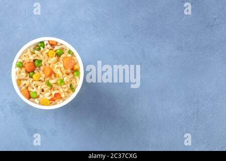 Ramen Tasse, Soba-Nudeln mit Gemüse in einer Plastikbecher, Top-Down-Schuss mit Platz für Text Stockfoto