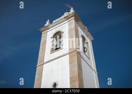 Architektonische Details der Kirche Matriz in der Innenstadt von Albufeira, Portugal Stockfoto