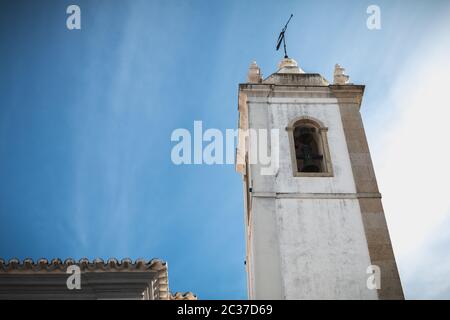 Architektonische Details der Kirche Matriz in der Innenstadt von Albufeira, Portugal Stockfoto