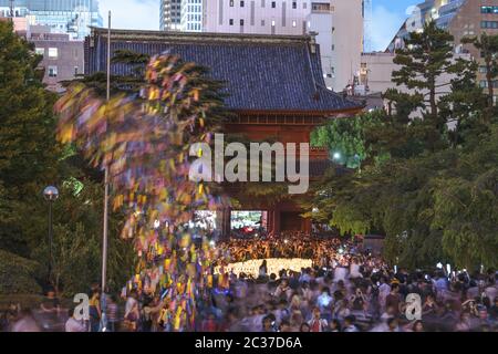Tor zum Sozoji Tempel in der Nähe des Tokyo Tower während der Feier der Papierlaternen zu Promi Stockfoto