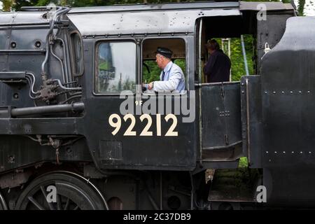 Auf der Fußplatte der Lokomotive der Standard-Klasse 9F am Bahnhof Alresford auf der Mid-Hants Steam Railway (Watercress Line), Hampshire, England, Großbritannien Stockfoto