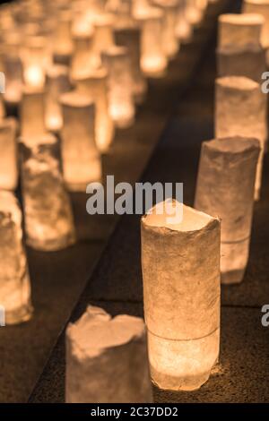 Handgemachte japanische Washi Papier Laternen beleuchten die Stufen des Zojoji Tempel in der Nähe der Tokyo zu Stockfoto