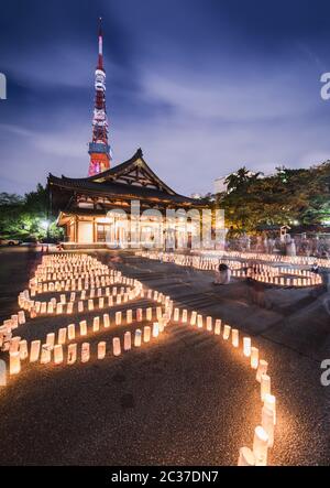 Handgemachte japanische washi Papier Laternen in Kreisen ausgerichtet Beleuchtung der Boden des Zojoji temp Stockfoto