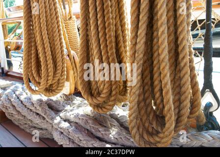 Seile und Taue-Marine Takelungausrüstung. Stockfoto