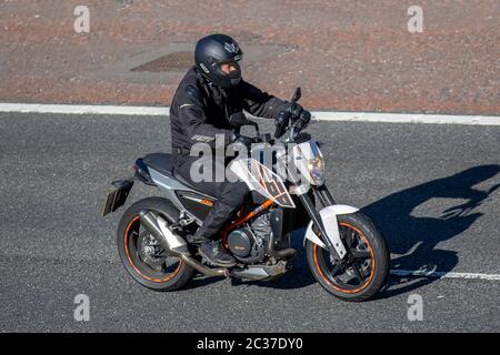 KTM Duke; Motorradfahrer; Zweirad Transport, Motorräder, Fahrzeug, Straßen, Motorräder, Motorradfahrer fahren in Chorley, Großbritannien Stockfoto