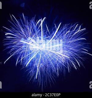 Herzform des blauen buntes Feuerwerk auf dem schwarzen Himmelshintergrund Stockfoto