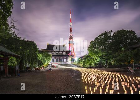 Japanische Laternen aus handgefertigten Washi-Reispapier in Form einer Milchstraße illuminati angeordnet Stockfoto