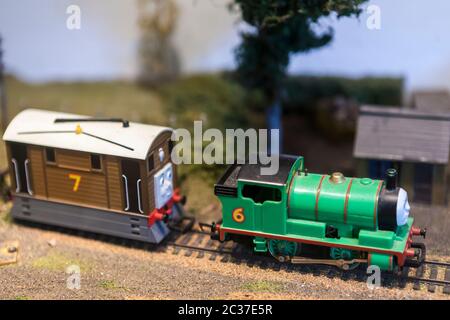 Modellzüge: Percy und Toby von Thomas, dem Tank Engine und Freunden, am Bahnhof Alresford, Mid-Hants Steam Railway, Hampshire, England, Großbritannien Stockfoto