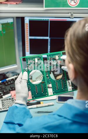 Optische Qualitätskontrolle und Montageprüfung eines elektronischen Produkts im Werk Stockfoto