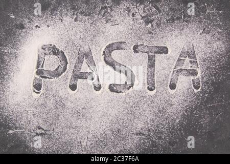 Das Wort "Pasta" aus Mehl. Banner. talian Pasta, flach lag Nahaufnahme. Stockfoto