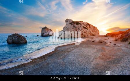 Aphrodite Beach und Stein bei Sonnenuntergang. Die Hauptattraktion von Zypern. Das Symbol der Liebhaber. Ein beliebtes Touristenziel. Paphos, Limassol, Zypern Stockfoto