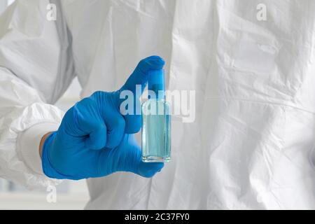 Hygiene Hand Sanitizer Spray (alkoholfrei) wird von chemischen Experten in Glasflaschen verpackt. Stockfoto