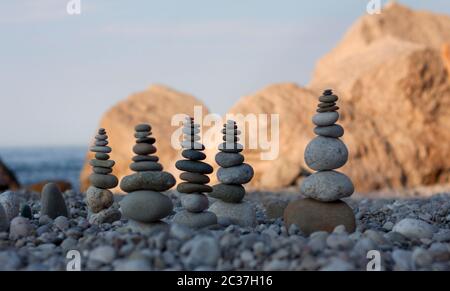 Pyramiden von Steinen aus dem Meer am Strand Stockfoto