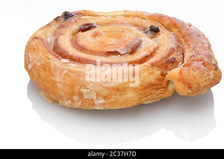 Zucker Schnecke mit Rosinen und Puderzucker weiße isoliert Stockfoto