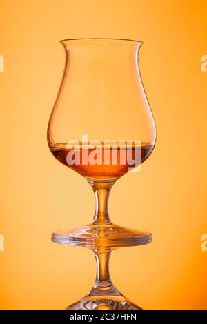 Scotch Highland Single Malt Whisky im Glas in der Hintergrundbeleuchtung Stockfoto