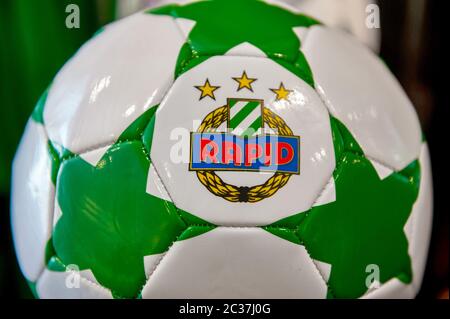 Besuch des FC Rapid Wien Fanshops Stockfoto