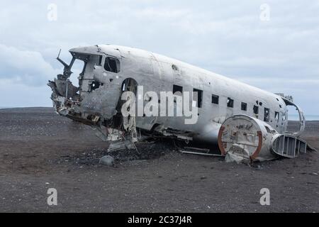 Solheimasandur Flugzeug Wrack. South Island Sehenswürdigkeiten. Verlassene Ebene am Strand Stockfoto