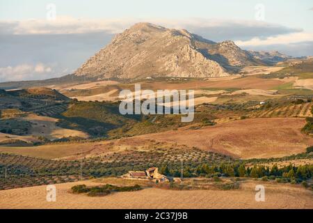 Westwand des Torcal de Antequera und Abdalajis Tal in Malaga. Spanien Stockfoto