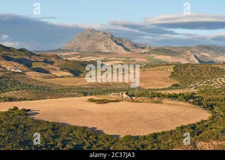 Westwand des Torcal de Antequera und Abdalajis Tal in Malaga. Spanien Stockfoto