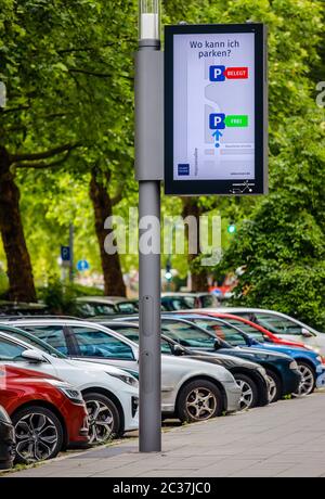 Essen, Ruhrgebiet, Nordrhein-Westfalen, Deutschland - Intelligente Polen, intelligente Straßenlampen sind Parkwächter, kostenlose Ladestation für elektrische Ka Stockfoto
