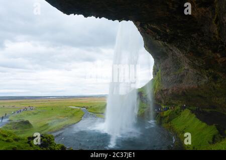 Seljalandsfoss fällt im Sommer Aussicht, Island. Isländische Landschaft. Stockfoto