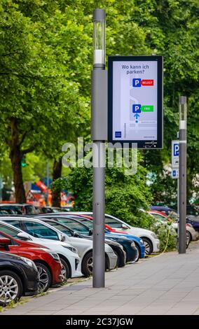 Essen, Ruhrgebiet, Nordrhein-Westfalen, Deutschland - Intelligente Polen, intelligente Straßenlampen sind Parkwächter, kostenlose Ladestation für elektrische Ka Stockfoto